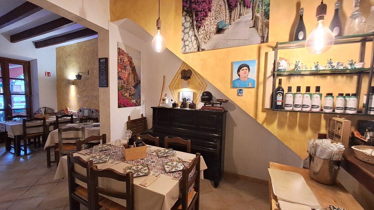 Sorrentino's inside restaurant - MallorcaDrive.com